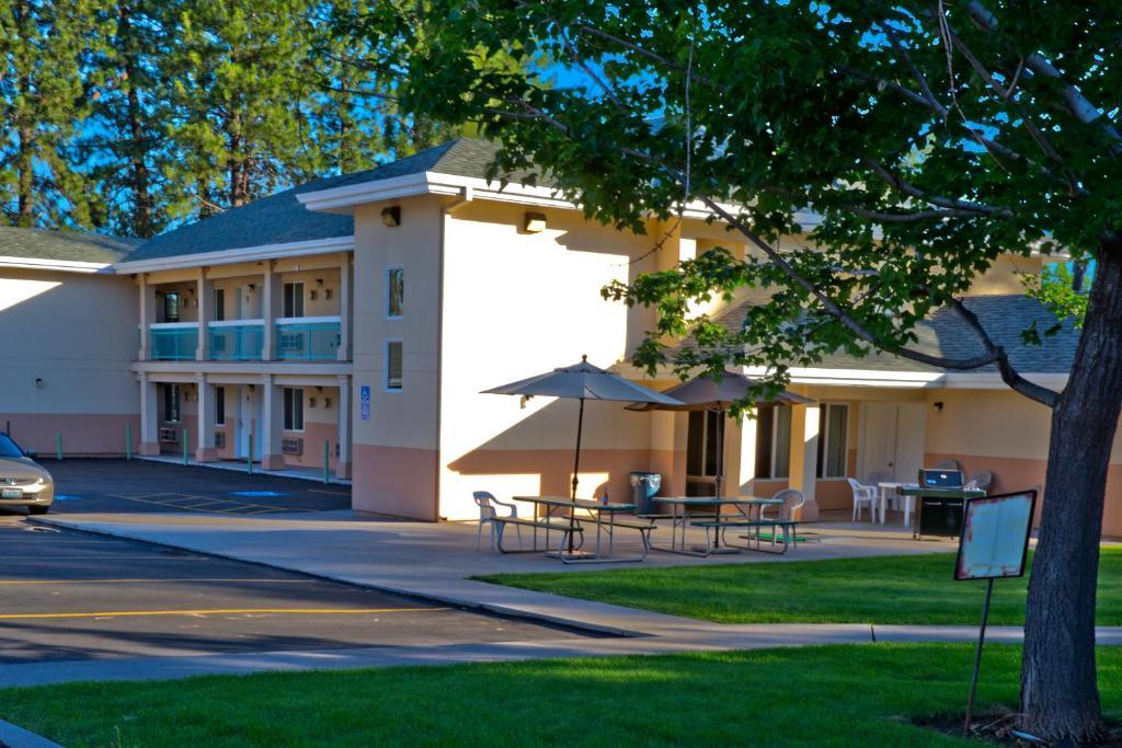 Shasta Pines Motel & Suites Burney Bagian luar foto