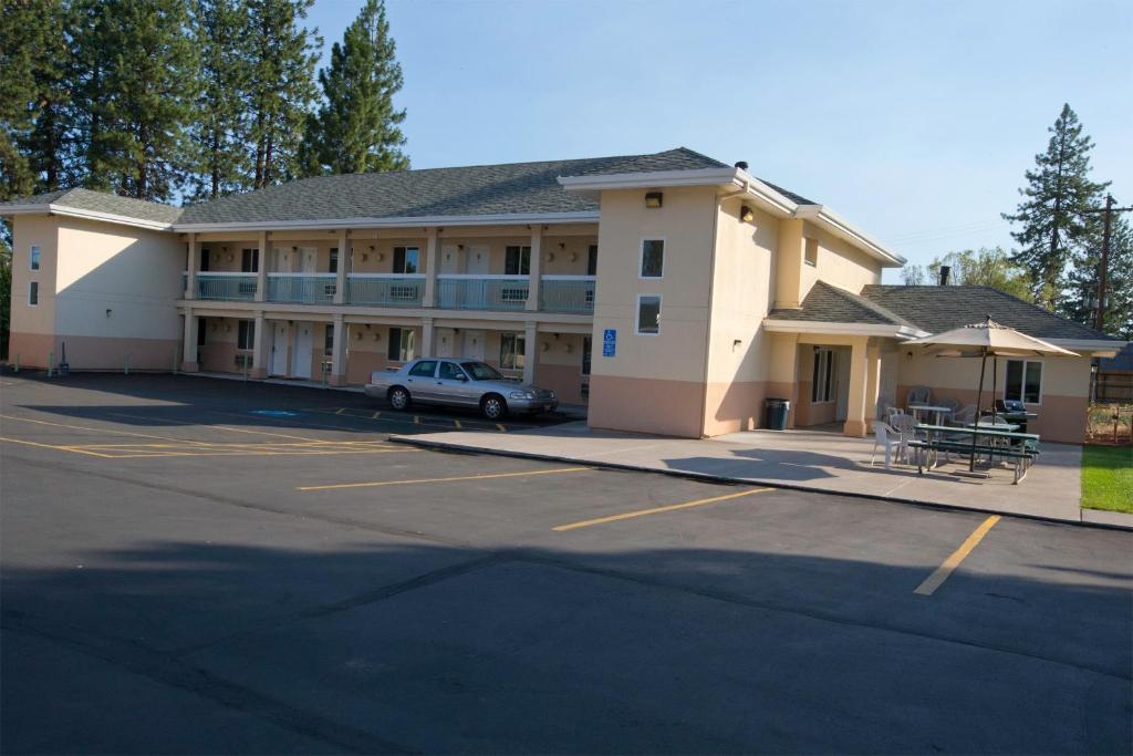 Shasta Pines Motel & Suites Burney Bagian luar foto