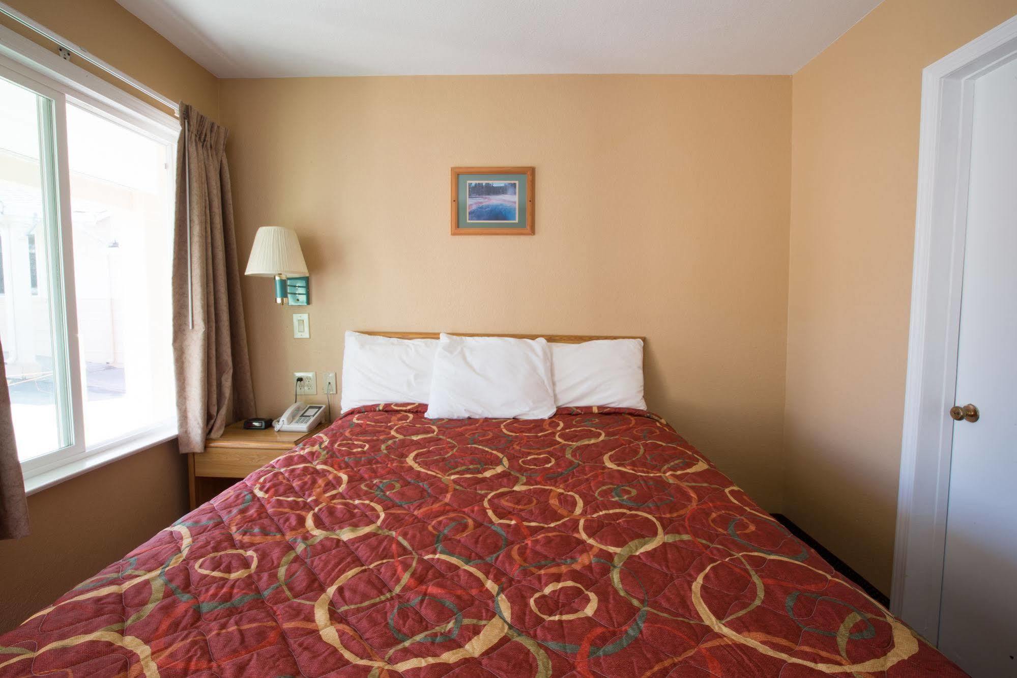 Shasta Pines Motel & Suites Burney Bagian luar foto
